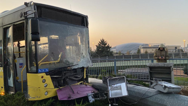 Bahçelievler’de feci anlar! İETT otobüsü aydınlatma direğine çarptı, devrilen direk... - Resim: 0