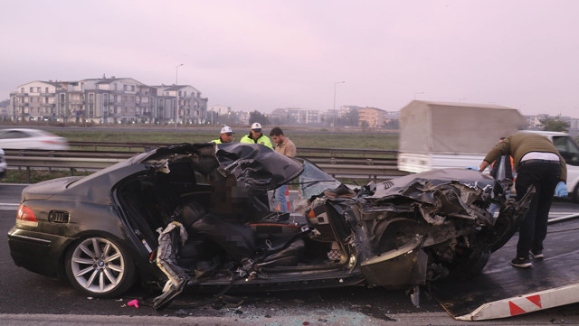 Otoyolda otomobil TIR'la çarpıştı: 1 kişi öldü, 2 kişi yaralandı - Resim: 0