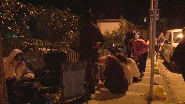 Kadıköy'de mağaza açılışında 10 bin liralık hediye çekini duyan akşamdan sıraya girdi - Resim: 1