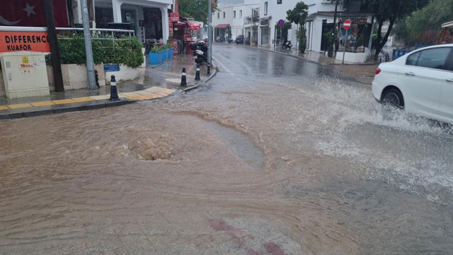 Bodrum'da dere taştı! 4 kişi mahsur kaldı - Resim: 0