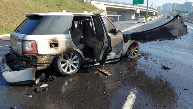 Lüks araç seyir halinde alev alıp yandı! - Resim: 0