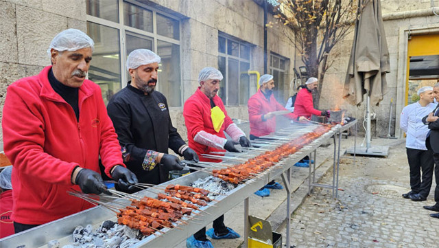 AK Partili vekilin Meclis bahçesinde ciğer ikramı AK Partili isimleri kızdırdı: Sadece bakmakla yetinen var - Resim: 0