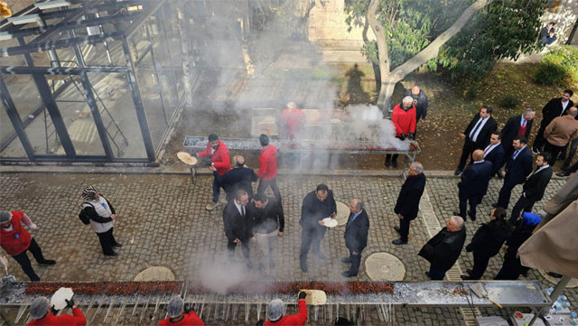 AK Partili vekilin Meclis bahçesinde ciğer ikramı AK Partili isimleri kızdırdı: Sadece bakmakla yetinen var - Resim: 2