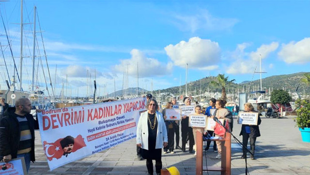 Bodrum adayı coştu 'devrim yapacağım' dedi kürsüye yumruk atınca kürsü kırıldı - Resim: 0