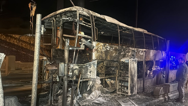 Adana'da faciadan dönüldü! Gişe bariyerine çarpan yolcu otobüsü alev alev yandı: 6 yaralı - Resim: 0