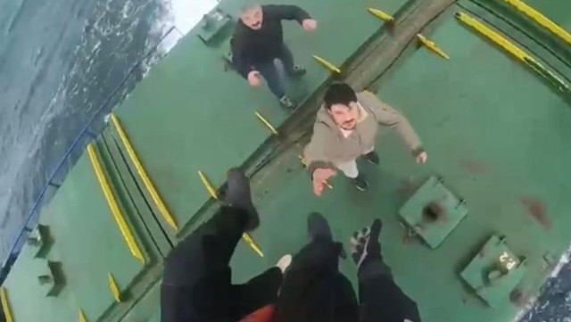 Film gibi kurtarma operasyonu! Sürüklenen geminin mürettebatı helikopterle kurtarıldı! - Resim: 0