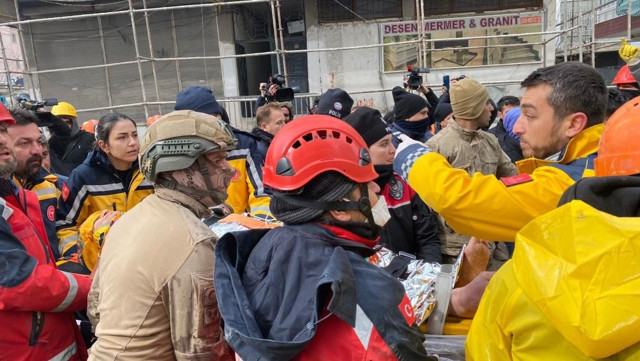 Enkaz altındayken gördüğü rüyayı gözyaşlarıyla anlattı: Bana yiyecek getiriyordu - Resim: 1