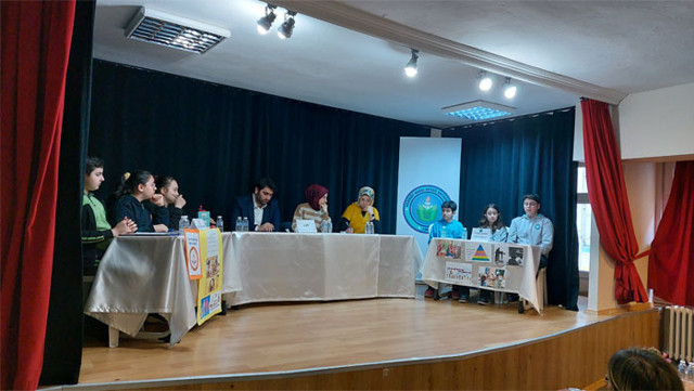 Kadıköy'de okullar arası münazara yarışması finalini Hakkı Değer Ortaokulu kazandı - Resim: 0