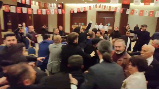 Zafer Partisi Genel Başkanı Ümit Özdağ'ın programında kavga - Resim: 0