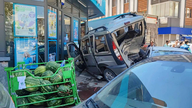Isparta'da kontrolden çıkan otomobil 7 araç ile markete çarptı - Resim: 2