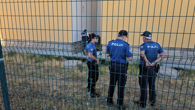 Erzincan'da genç adam apartman boşluğunda ölü bulundu - Resim: 0