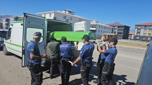 Erzincan'da genç adam apartman boşluğunda ölü bulundu - Resim: 1