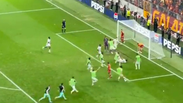 Muslera'dan gol sevinci yaşayan futbolcuya tekme! İşte o anlar - Resim: 2