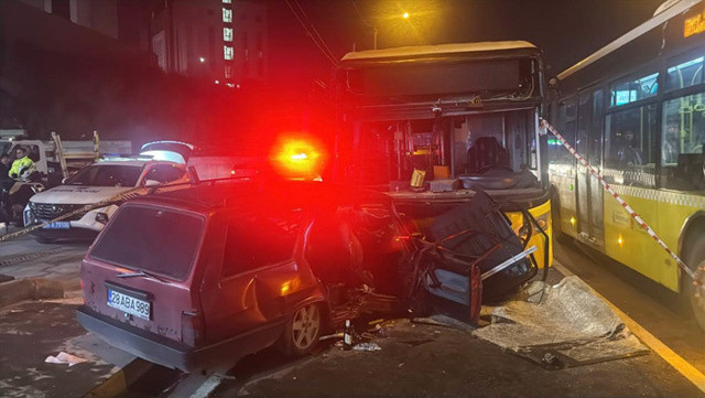 Eyüpsultan'da feci kaza! karşı şeride geçip İETT otobüsüne çarptı: 2 ölü - Resim: 0