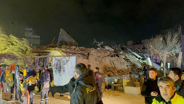 Konya'da 4 katlı bina çöktü! Enkaz altında kalanlar var - Resim: 0