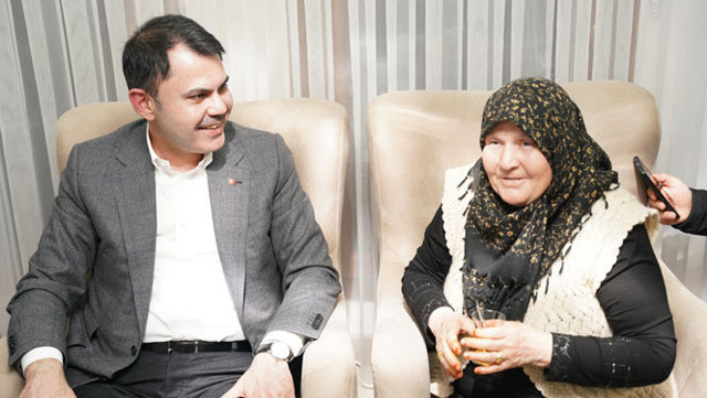 Bakan Kurum, Nelbi Teyze’yi bu kez evinde ziyaret etti - Resim: 2