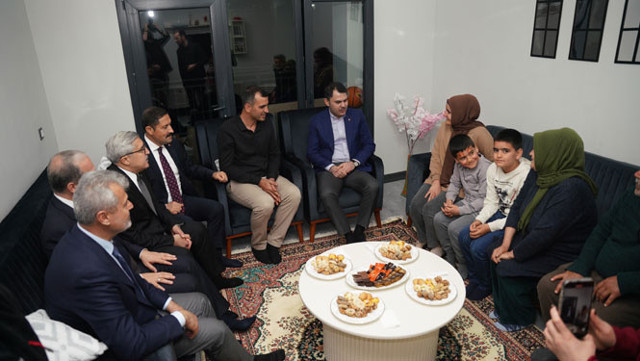 Bakan Kurum Hatay’da yeni evlerine taşınan depremzedelerle sokak iftarına katıldı - Resim: 3