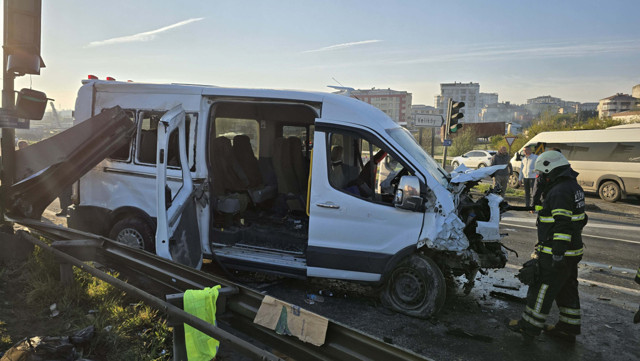 Tekirdağ'da can pazarı! 2 işçi servisi çarpıştı, feci kazada çok sayıda yaralı var - Resim: 3