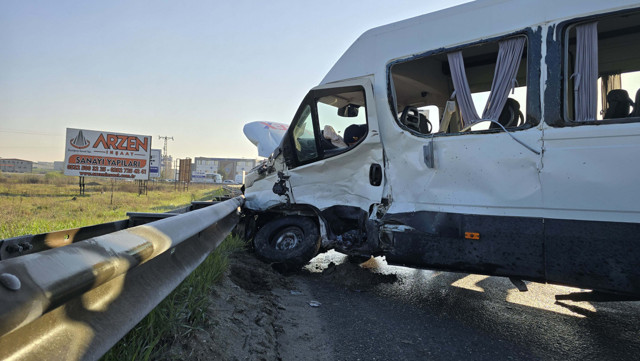 Tekirdağ'da can pazarı! 2 işçi servisi çarpıştı, feci kazada çok sayıda yaralı var - Resim: 2