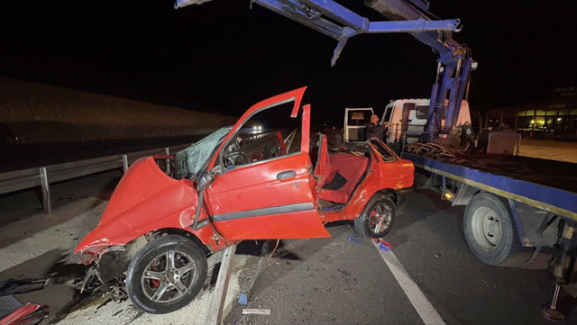 Kocaeli'de feci kaza! Bariyere çarpan otomobildeki 2 kişi öldü - Resim: 0