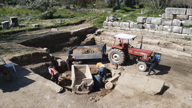 Muğla Yatağan'da 2 bin yıl öncesine ait girlandlı lahit bulundu - Resim: 0