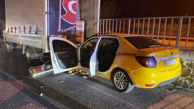 Pamukova'da feci kaza! Demir borular taksiye ok gibi saplandı - Resim: 0