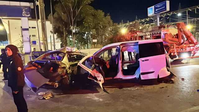 Gaziantep'te hafif ticari araçla otomobil çarpıştı 5 kişi öldü 2 kişi yaralandı - Resim: 0