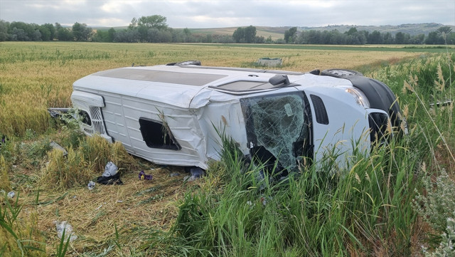 Düğün dönüşü kaza! Çorum'da minibüs devrildi: Çok sayıda yaralı var - Resim: 0