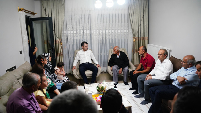 Bakan Kurum yeni evlerine kavuşan depremzede aileye misafir oldu - Resim: 1