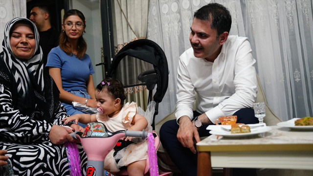 Bakan Kurum yeni evlerine kavuşan depremzede aileye misafir oldu - Resim: 2