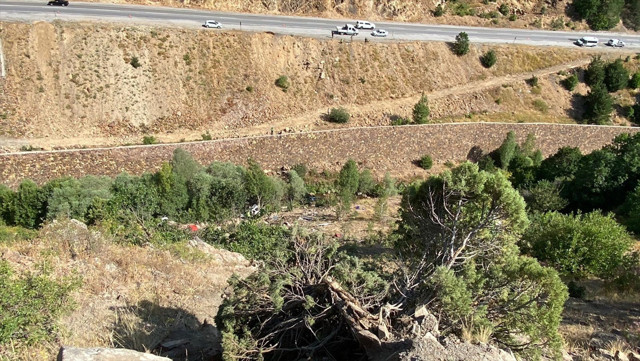 Sivas'ta fındık işçilerini taşıyan minibüs uçuruma yuvarlandı! Ölü ve yaralılar var - Resim: 0