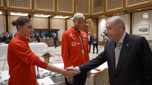 İlkin Aydın Cumhurbaşkanı Erdoğan'a tavır mı yaptı Ahmet Hakan yazdı - Resim: 0