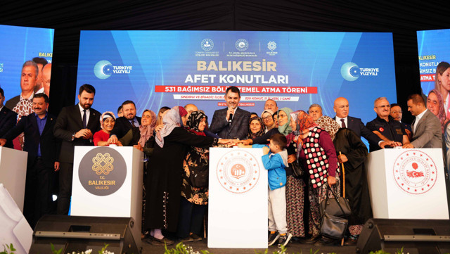 Sındırgılı köylüler kendi evlerinin temelini Bakan Kurum ile birlikte attı - Resim: 0