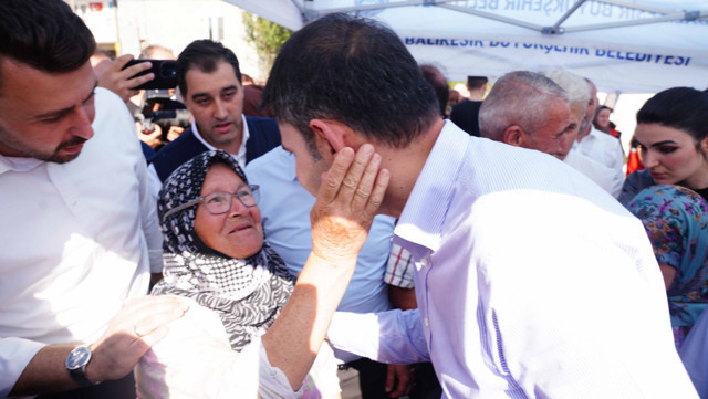 Sındırgılı köylüler kendi evlerinin temelini Bakan Kurum ile birlikte attı - Resim: 3