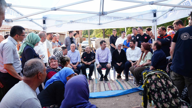 Sındırgılı köylüler kendi evlerinin temelini Bakan Kurum ile birlikte attı - Resim: 4