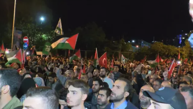 İstanbul ayağa kalktı! Sumud Filosu'na saldırıyı duyanlar sokağa döküldü - Resim: 2