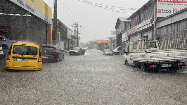 Muğla'da ev ve iş yerlerini su bastı 12 metrelik tekne kıyıya sürüklendi - Resim: 0
