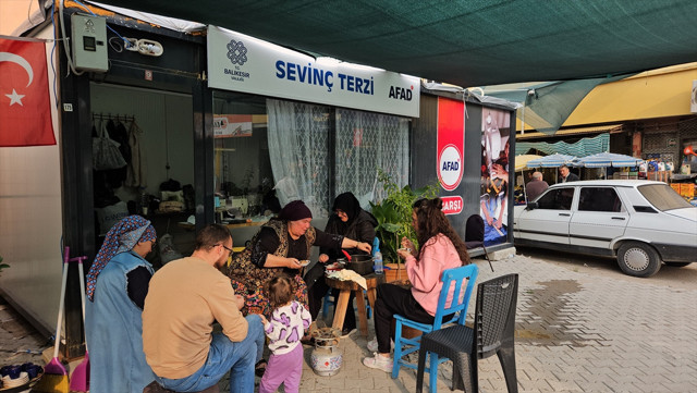 Sındırgı'da depremzede esnafa konteyner desteği - Resim: 0