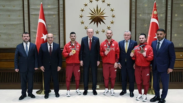 Cumhurbaşkanı Erdoğan madalya kazanan sporcuları külliyede kabul etti - Resim: 0