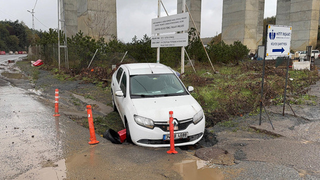 İstanbul'da sağanak! Sarıyer'de yol çöktü! Pikap ile kamyonet dereye düştü - Resim: 0