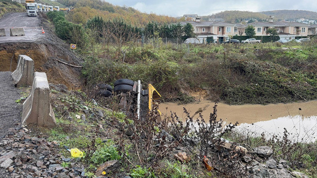 İstanbul'da sağanak! Sarıyer'de yol çöktü! Pikap ile kamyonet dereye düştü - Resim: 2