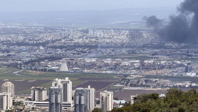 İran ve Hizbullah eş zamanlı saldırdı İsrail'in Hayfa kentinde petrol rafinerisi yanıyor - Resim: 1