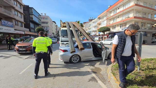 Manavgat'ta korkunç kaza: Kamyondaki demirler otomobilin ön camına saplandı! O anlar kamerada - Resim: 0