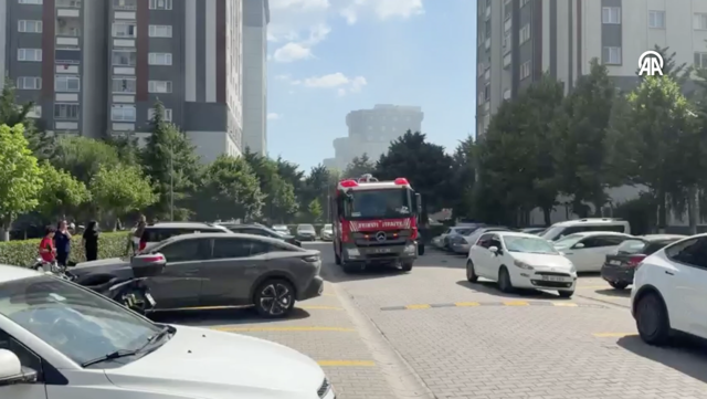 İstanbul'da yangın paniği! Bir kişi camdan atladı, 10 kişi hastanelik oldu - Resim: 0