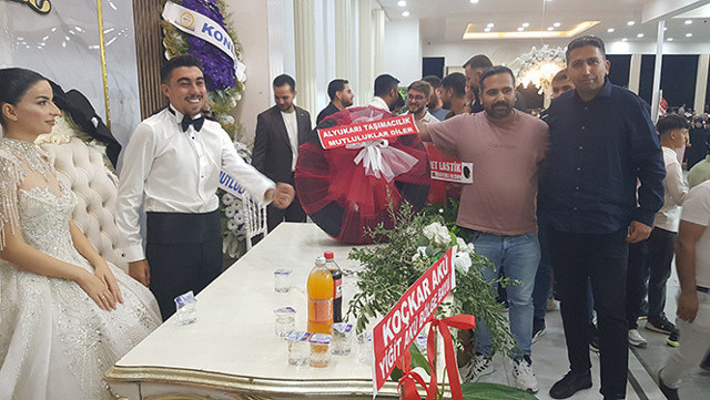 Düğünde gelin ve damada hediye edildi! Herkes şaştı kaldı - Resim: 0