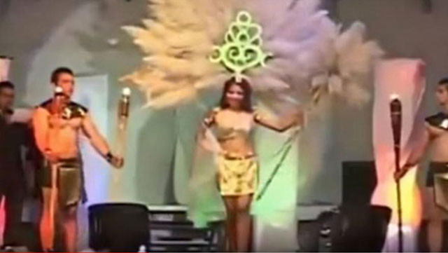 Podyumda dehşet anları genç manken bir anda alev aldı! - Resim: 1