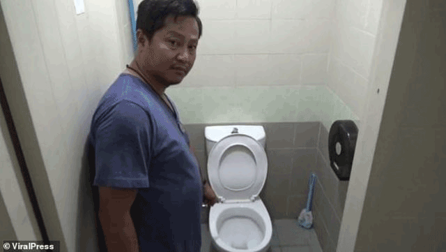 3 metrelik piton yılanı adamın penisini ısırdı - Resim: 2