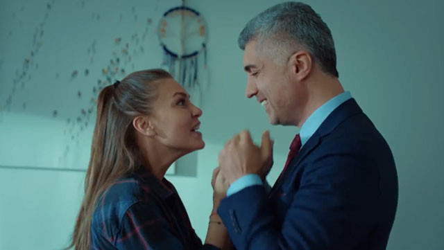 İstanbullu Gelin'de Süreyya ile Faruk'un yatak sahnesi Esma'ya fena yakalandılar  - Resim: 4