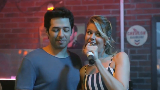 Mert Fırat ve Burcu Biricik'ten büyük beğeni toplayan 'İki Yabancı' düeti - Resim: 1