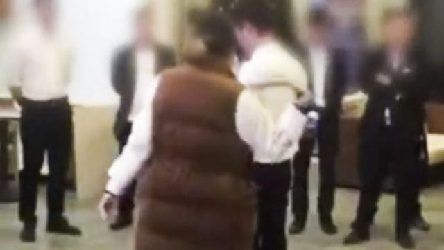 Çalışanlarına zorla idrar içirdiler! Çin'de yaşanan iğrenç olaya tepki yağdı - Resim: 4